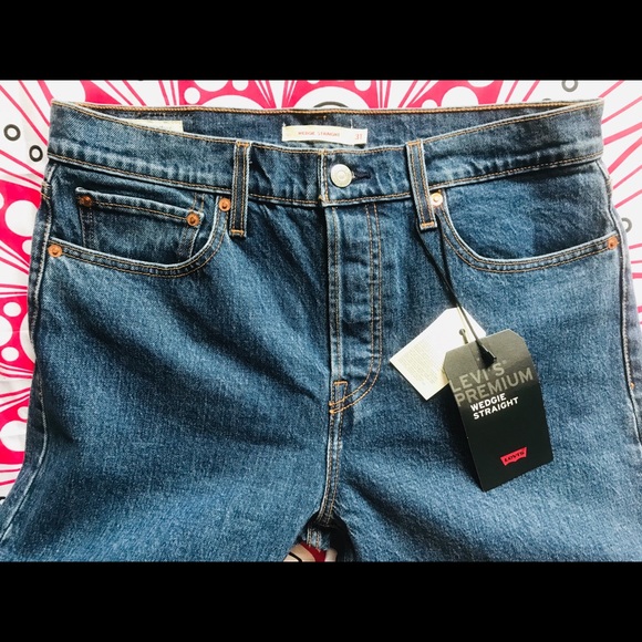 Levi’s Wedgie Fit Ruffle Hem Cropped Jeans - Picture 7 of 12